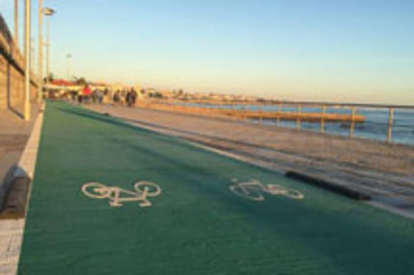 carril bici combinando plástico en frío PlastiRoute® Rollplast verde y PreMark® termoplásticos preformados