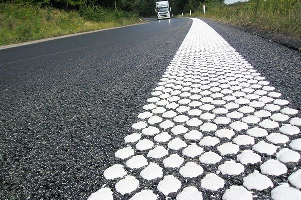 Road marking with retroflection