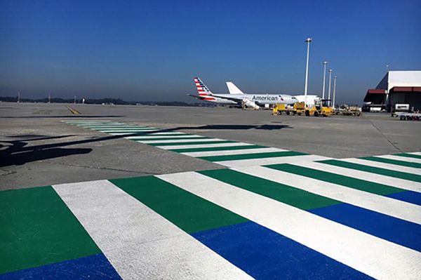 Guiando a los viajeros en el aeropuerto