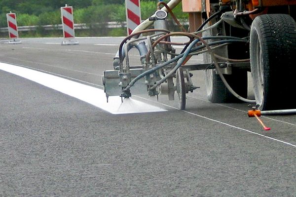 Material hidráulico de marcación de carreteras