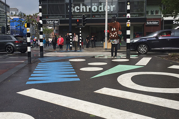 Un paso de patones colorido en Rotterdam