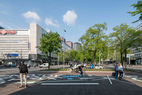 No sólo se trata de un paso de peatones sino también de un gran medio de atención para la ciudad de Rotterdam