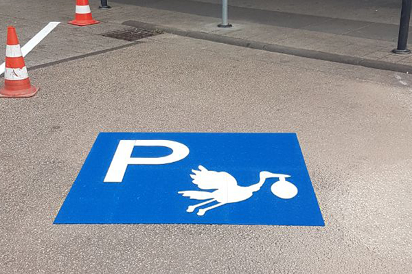Área de estacionamiento para mujeres embarazadas con una cigüeña