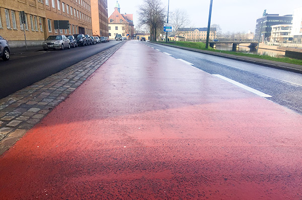 El recubrimiento rojo se desgasta ligeramente después de 6 años, pero todavía perfectamente separar los dos carriles.